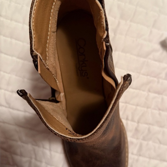 Corky's "Rocky Top" Block Heel Ankle
Bootie with Side Zip espresso size 10 - Picture 4 of 9